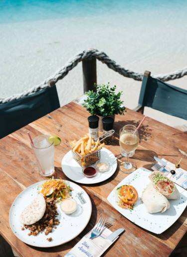 Hemingway Beach Bar & Restaurant with international flavors and sea views
